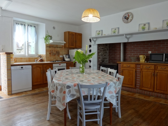 La cuisine comporte 1 gazinière 4 feux avec four, 1 frigo avec compartiment congélation, 1 hotte aspirante, 1 poêle à bois ( bois fourni ), 1 bahut, 1 table avec 8 chaises, un micro onde et un lave vaisselle, toute la vaisselle et ustensiles de cuisine pour 8 personnes : cafetière électrique, cocotte minute, service à raclette, faitout, grille-pain, planche à repasser avec fer....)